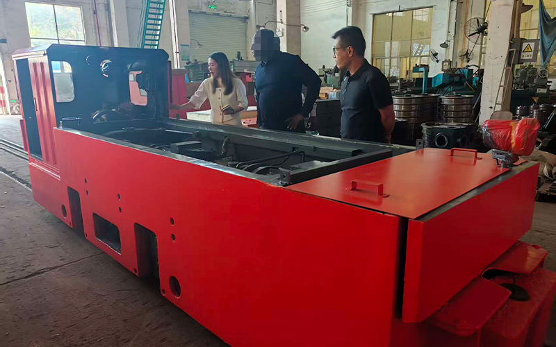 海外煤礦客戶來礦用電機(jī)車廠家考察2.jpg